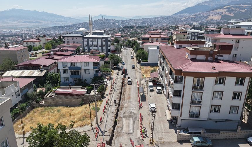 ŞEREF EROĞLU CADDESİ’NDE ALTYAPI BAŞTAN SONA YENİLENİYOR