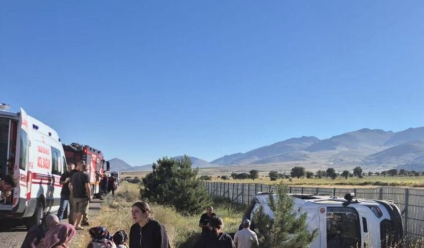 TARIM İŞÇİLERİNİ TAŞIYAN ARAÇ DEVRİLDİ: 19 YARALI