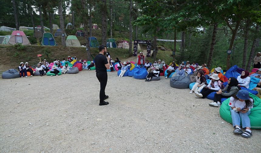 GENÇLER PUSULA MARAŞ KAMPINDA YENİ MEDYA VE FOTOĞRAFÇILIĞI KEŞFETTİ