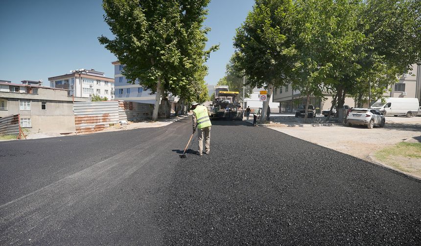 BÜYÜKŞEHİR’DEN DULKADİROĞLU’NDA YOĞUN ASFALT MESAİSİ