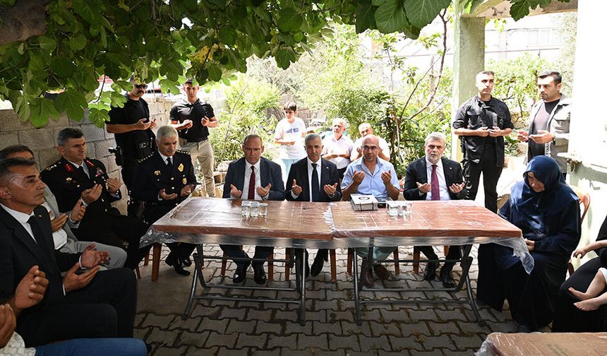 DEMOKRASİ KAHRAMANLARINA VEFA