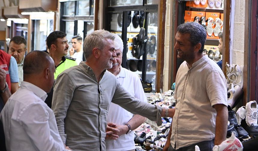 BAŞKAN GÖRGEL, KAPALI ÇARŞI’DA ESNAF VE VATANDAŞLARLA