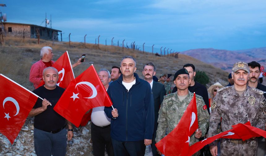 DÜNYANIN EN BÜYÜK TÜRK BAYRAĞINA SAYGI YÜRÜYÜŞÜ
