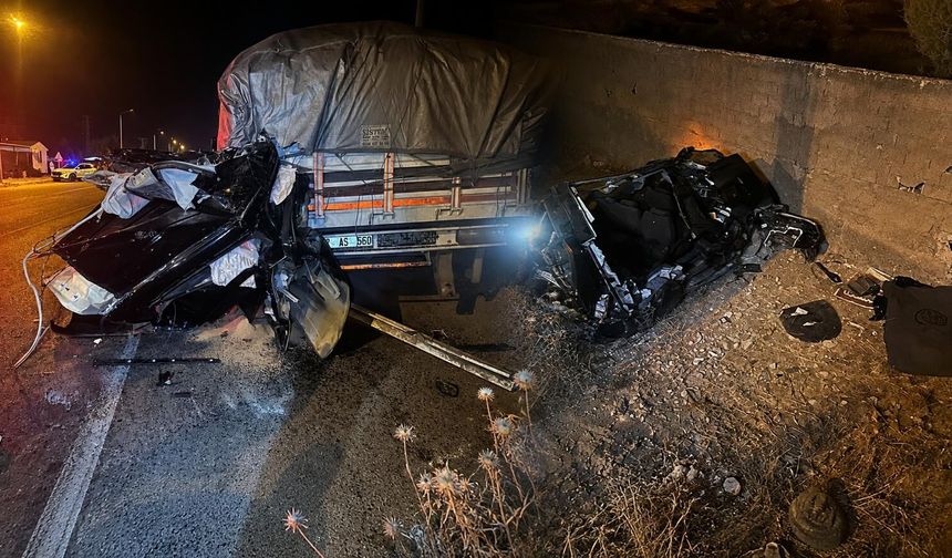 OTOMOBİL TIRA ÇARPTI: 1 ÖLÜ VAR