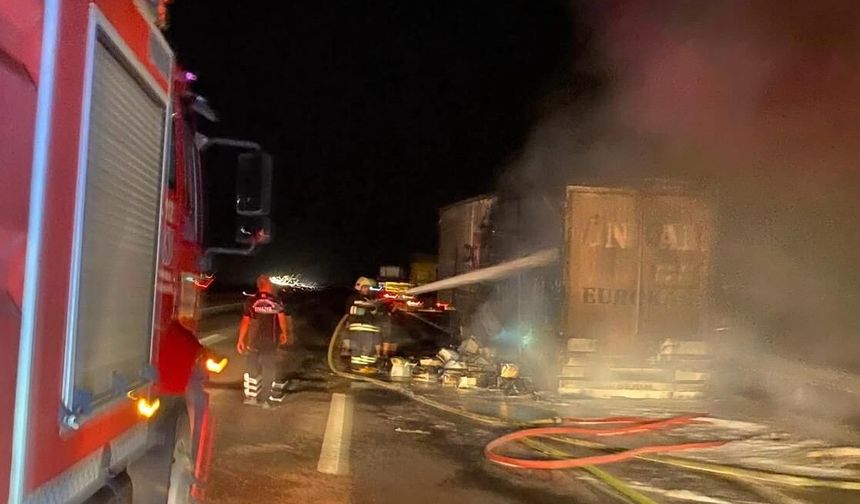 TIR, YANGINDA DEMİR YIĞININA DÖNDÜ
