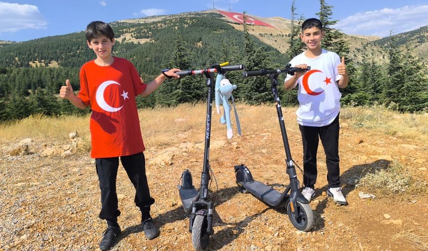 SCOOTERCULAR ZİRVEDE DÜNYANIN EN BÜYÜK BAYRAĞI İLE BULUŞTULAR