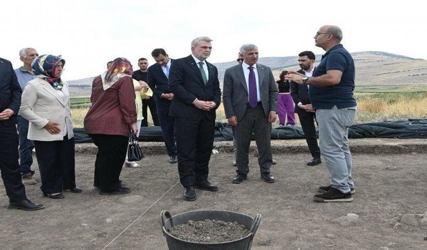 DOMUZTEPE HÖYÜĞÜ’NDE TARİH GÜN YÜZÜNE ÇIKIYOR