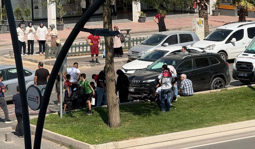 OTOMOBİL İLE MOTOSİKLET ÇARPIŞTI: 2 YARALI