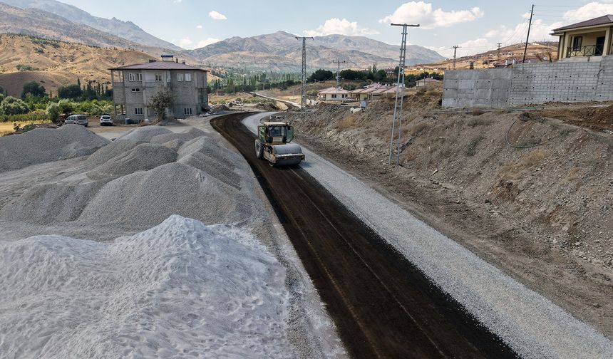 BÜYÜKŞEHİR, GÖKSUN KIRSALINDA 5 KM. YOLU YENİLİYOR