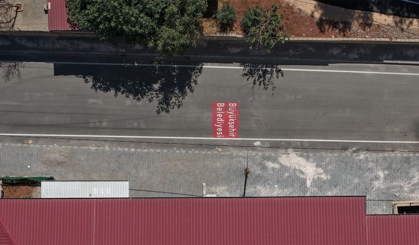 PAZARCIK’IN YOL AĞI SICAK ASFALTLA ÖRÜLÜYOR