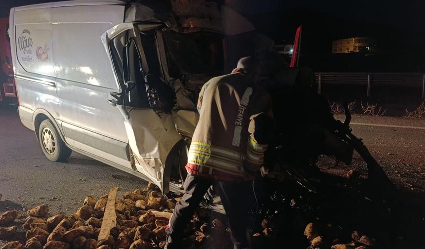 TRAKTÖR RÖMORKUNA ÇARPAN SÜRÜCÜ AĞIR YARALI