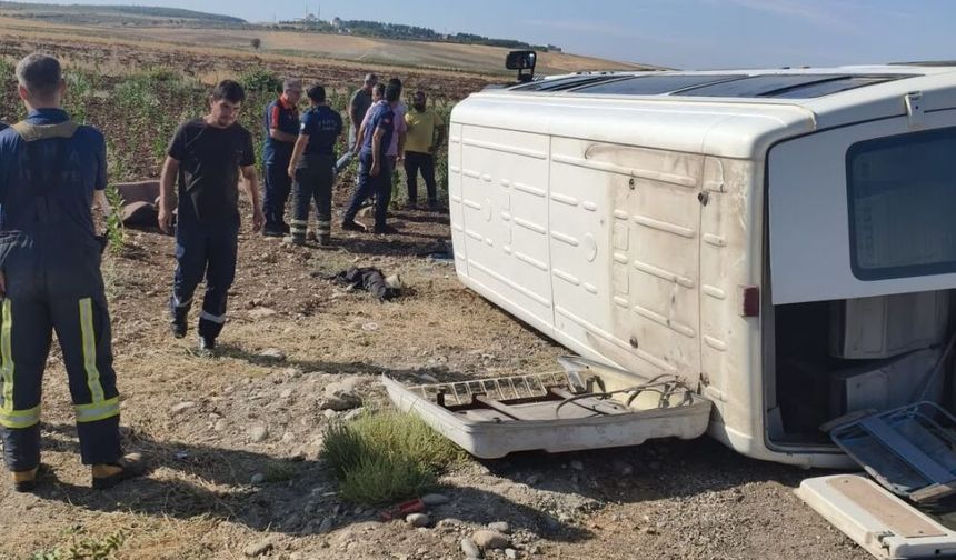 TARIM İŞÇİLERİNİ TAŞIYAN MİNİBÜS DEVRİLDİ: 12 YARALI
