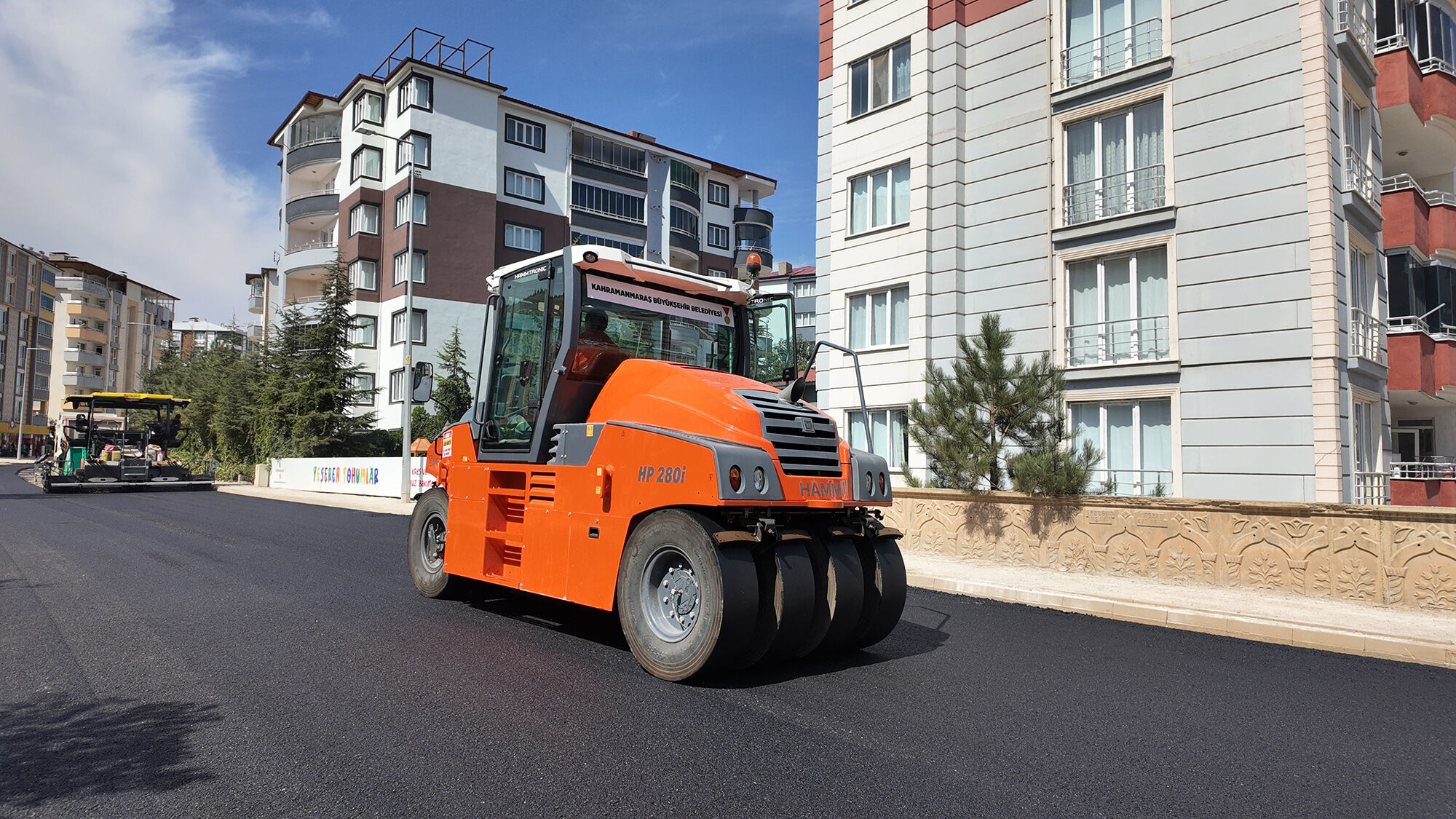 AFŞİN’DE ATLAS CAD. ASFALTI YENİLENİYOR
