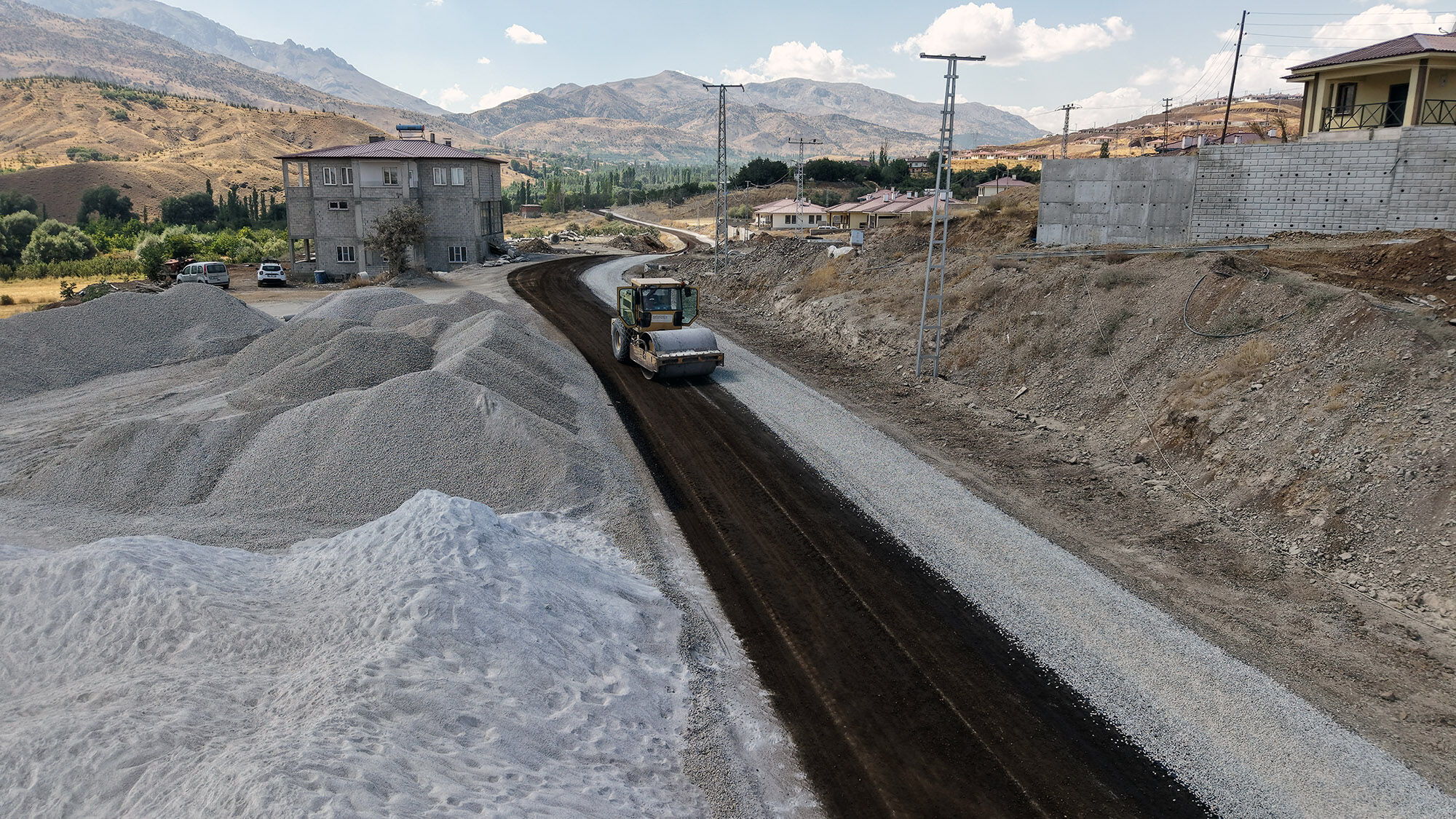 BÜYÜKŞEHİR, GÖKSUN KIRSALINDA 5 KM. YOLU YENİLİYOR
