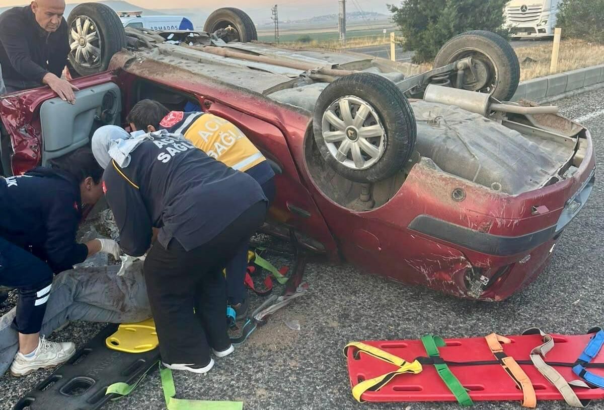 TAKLA ATAN OTOMOBİLDE SÜRÜCÜ YARALANDI